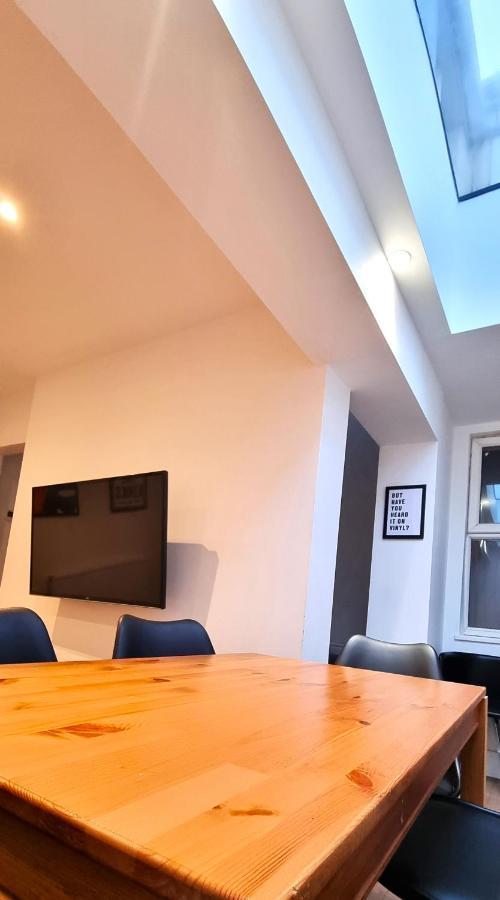 Spacious 6 Bedroom House, 4 Bathrooms, Central, 2 Parking Spaces Swindon Luaran gambar