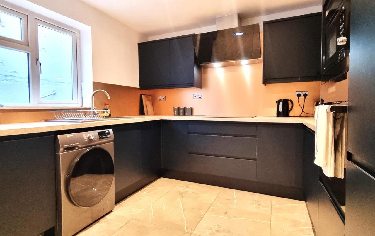 Spacious 6 Bedroom House, 4 Bathrooms, Central, 2 Parking Spaces Swindon Luaran gambar