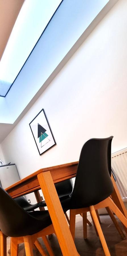 Spacious 6 Bedroom House, 4 Bathrooms, Central, 2 Parking Spaces Swindon Luaran gambar