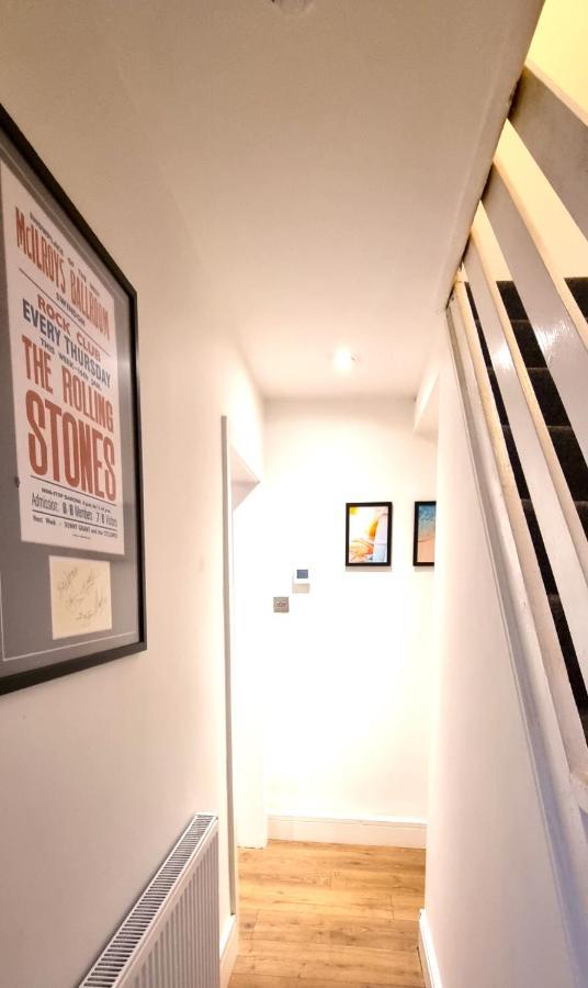 Spacious 6 Bedroom House, 4 Bathrooms, Central, 2 Parking Spaces Swindon Luaran gambar