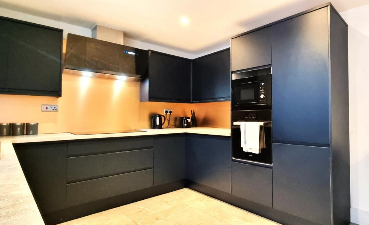 Spacious 6 Bedroom House, 4 Bathrooms, Central, 2 Parking Spaces Swindon Luaran gambar